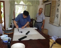 中国风景名胜区协会副秘书长厉色来厂挥毫
